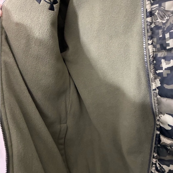Under Armour Kids Camouflage Puffer reversible Jacket - Green and Black size YMD - Picture 3 of 7